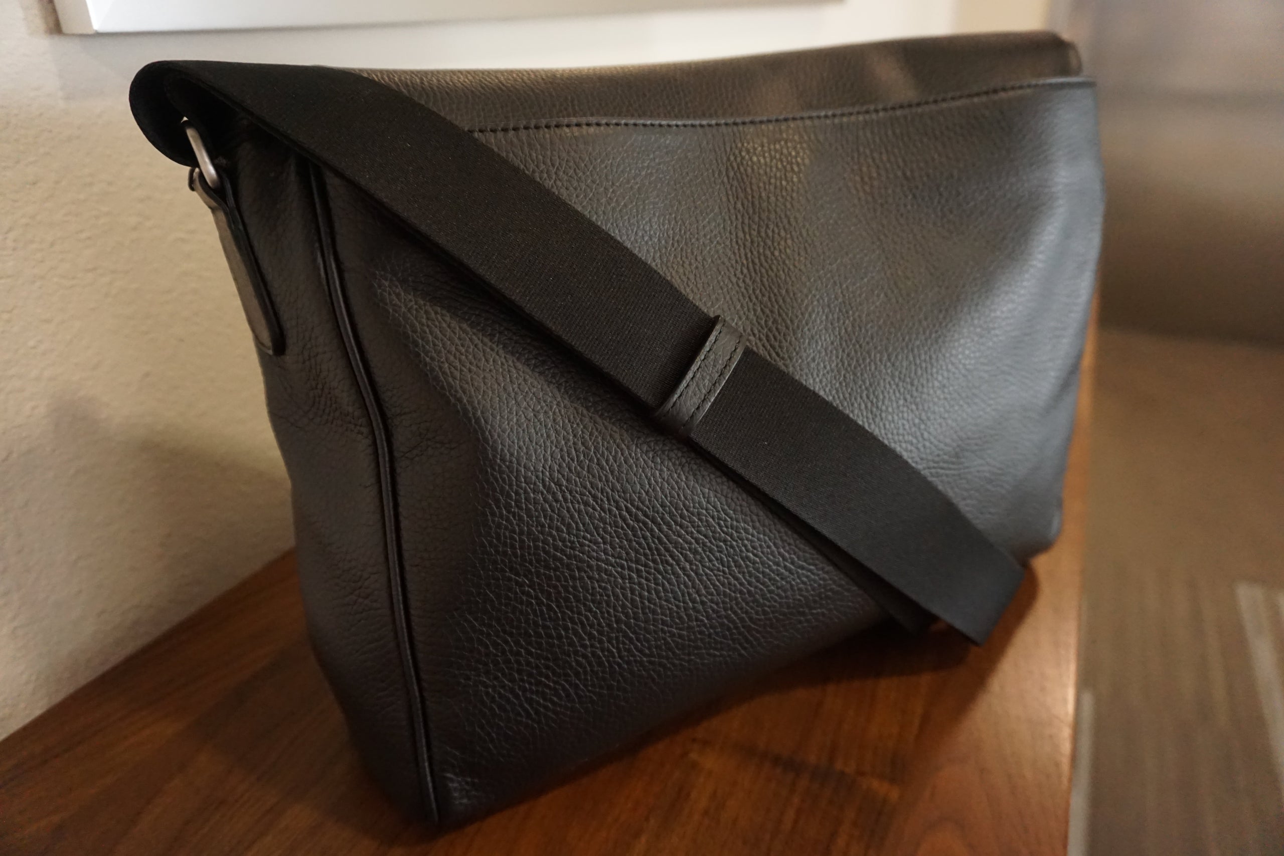 ARMANI COLLEZIONI Men s leather messenger bag TWICE LUXE re sale